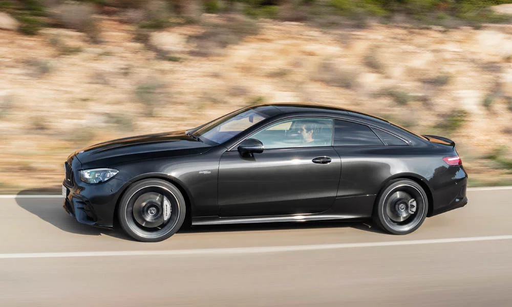 Фото Mercedes-Benz E-Class — вид сбоку, фото 6. Сбоку читаются линия остекления и характер выштамповок на чёрном кузове Mercedes-Benz E-Class — вид сбоку, фото 6