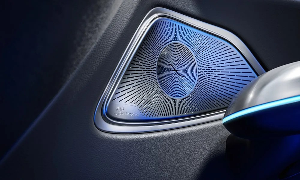 Фото Mercedes-Benz E-Class (2024) — дверная карта. Дверная карта в тёмно-синей отделке: подлокотник, динамик и блок стеклоподъёмников. Мягкая вставка в зоне локтя — то, что чувствуешь каждый день Mercedes-Benz E-Class (2024) — дверная карта