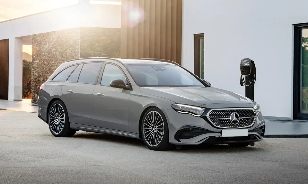 Фото Mercedes-Benz E-Class (2024) — вид спереди, фото 33. Анфас: пропорции капота, посадка кузова и графика ходовых огней. Рисунок ходовых огней — подпись модели, по нему её узнают в потоке Mercedes-Benz E-Class (2024) — вид спереди, фото 33