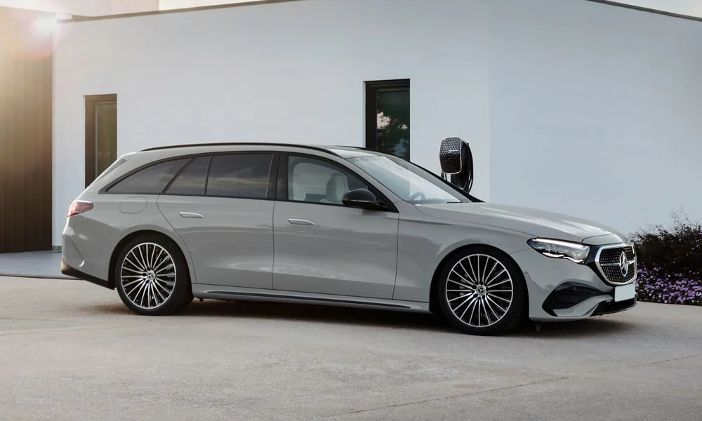 Фото Mercedes-Benz E-Class (2024) — вид спереди, фото 34. Серебристый кузов, строгая симметрия оптики — базовый ракурс знакомства с дизайном. Дневные ходовые огни включаются автоматически с запуском Mercedes-Benz E-Class (2024) — вид спереди, фото 34