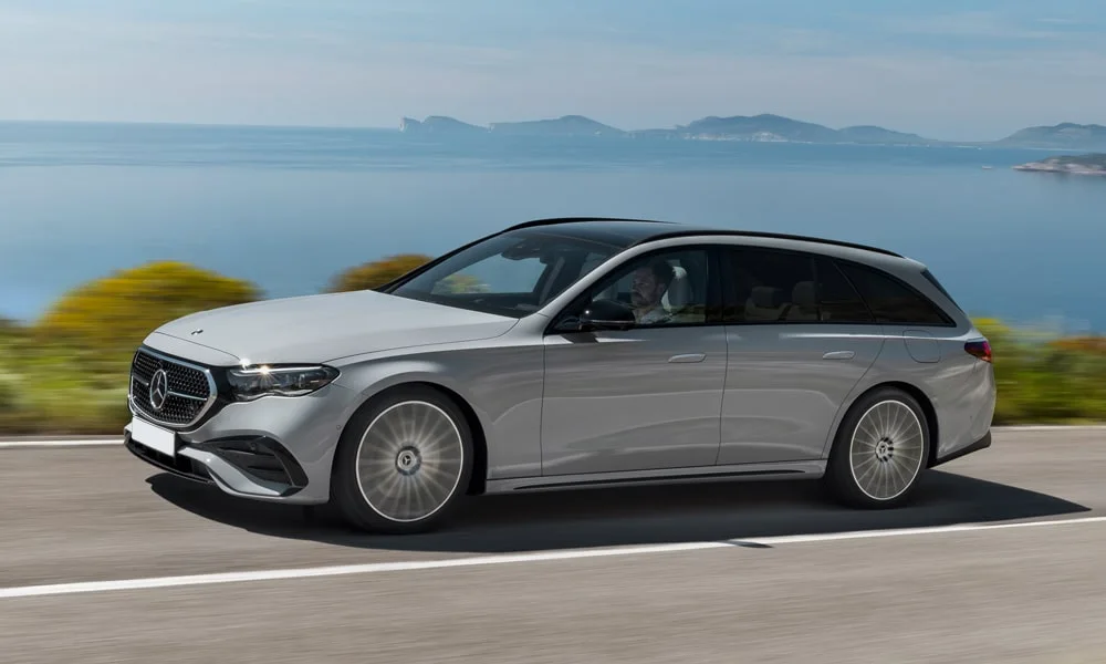 Фото Mercedes-Benz E-Class (2024) — вид спереди, фото 36. Анфас: пропорции капота, посадка кузова и графика ходовых огней. Дневные ходовые огни включаются автоматически с запуском Mercedes-Benz E-Class (2024) — вид спереди, фото 36
