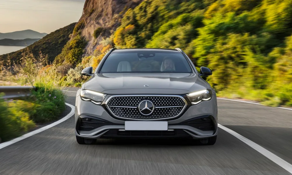Фото Mercedes-Benz E-Class (2024) — вид спереди, фото 38. Оптика, решётка и бампер — первое впечатление о модели Mercedes-Benz E-Class (2024) — вид спереди, фото 38