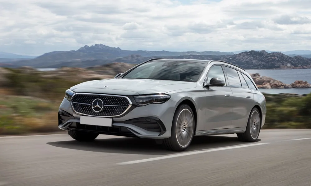 Фото Mercedes-Benz E-Class (2024) — вид спереди, фото 39. Анфас: пропорции капота, посадка кузова и графика ходовых огней. Дневные ходовые огни включаются автоматически с запуском Mercedes-Benz E-Class (2024) — вид спереди, фото 39