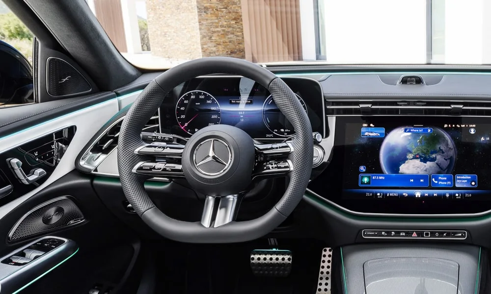 Фото Mercedes-Benz E-Class (2024) — приборная панель, фото 2. Экран приборов за рулём — вся ходовая информация перед глазами. Компоновка приборов настраивается в меню у большинства версий Mercedes-Benz E-Class (2024) — приборная панель, фото 2