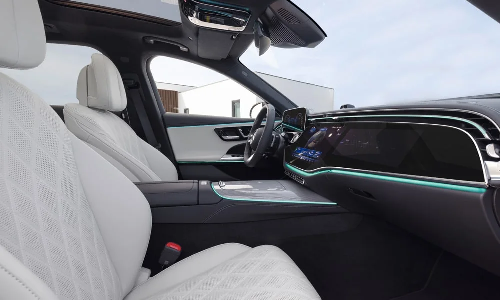 Фото Mercedes-Benz E-Class (2024) — интерьер, фото 7. Общий план салона: посадка, материалы и организация пространства в светло-серой гамме Mercedes-Benz E-Class (2024) — интерьер, фото 7