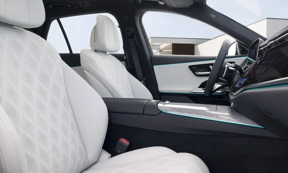 Фото Mercedes-Benz E-Class (2024) — интерьер, фото 8. Общий план салона: архитектура панели, консоль и кресла. Светлая гамма зрительно расширяет салон, тёмная — практичнее в уходе Mercedes-Benz E-Class (2024) — интерьер, фото 8