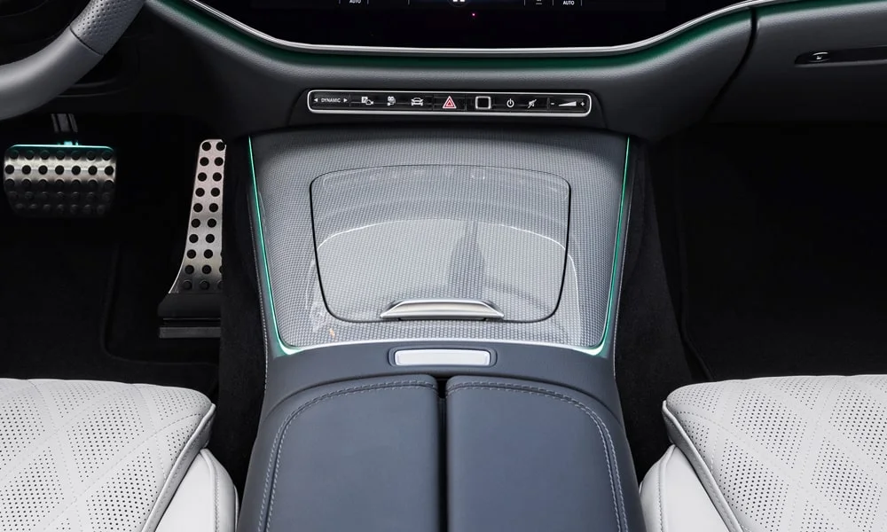 Фото Mercedes-Benz E-Class (2024) — интерьер, фото 9. Общий план салона: архитектура панели, консоль и кресла Mercedes-Benz E-Class (2024) — интерьер, фото 9
