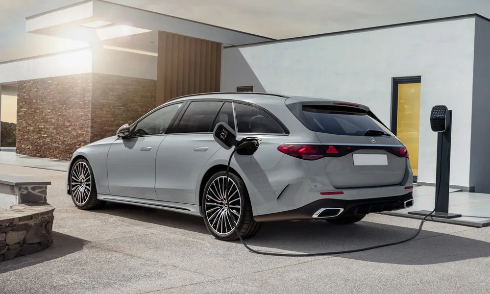 Фото Mercedes-Benz E-Class (2024) — вид сзади, фото 25. Графика фонарей, бампер и оформление пятой двери. Светодиодная полоса или раздельные секции — задняя оптика стала главным украшением кормы Mercedes-Benz E-Class (2024) — вид сзади, фото 25