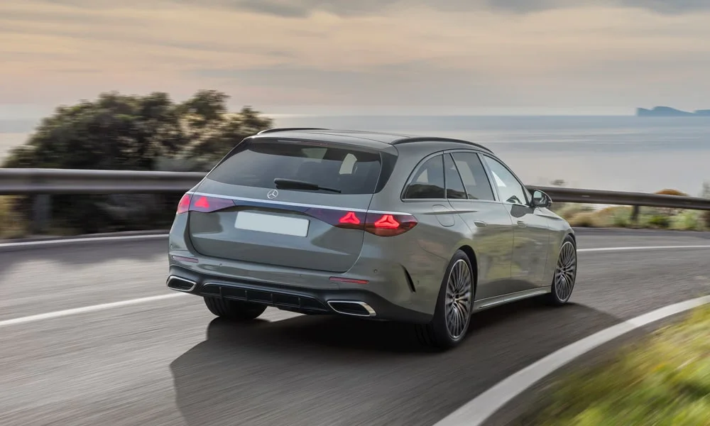 Фото Mercedes-Benz E-Class (2024) — вид сзади, фото 27. Графика фонарей, бампер и оформление пятой двери. Светодиодная полоса или раздельные секции — задняя оптика стала главным украшением кормы Mercedes-Benz E-Class (2024) — вид сзади, фото 27