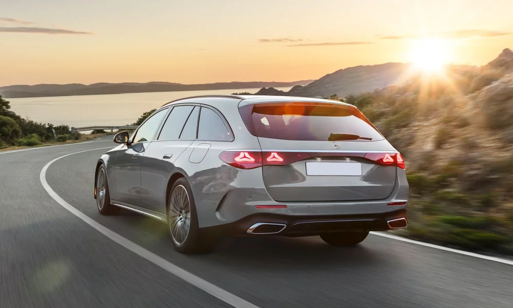 Фото Mercedes-Benz E-Class (2024) — вид сзади, фото 28. Корма в серебристом цвете: графика фонарей и пластика пятой двери Mercedes-Benz E-Class (2024) — вид сзади, фото 28