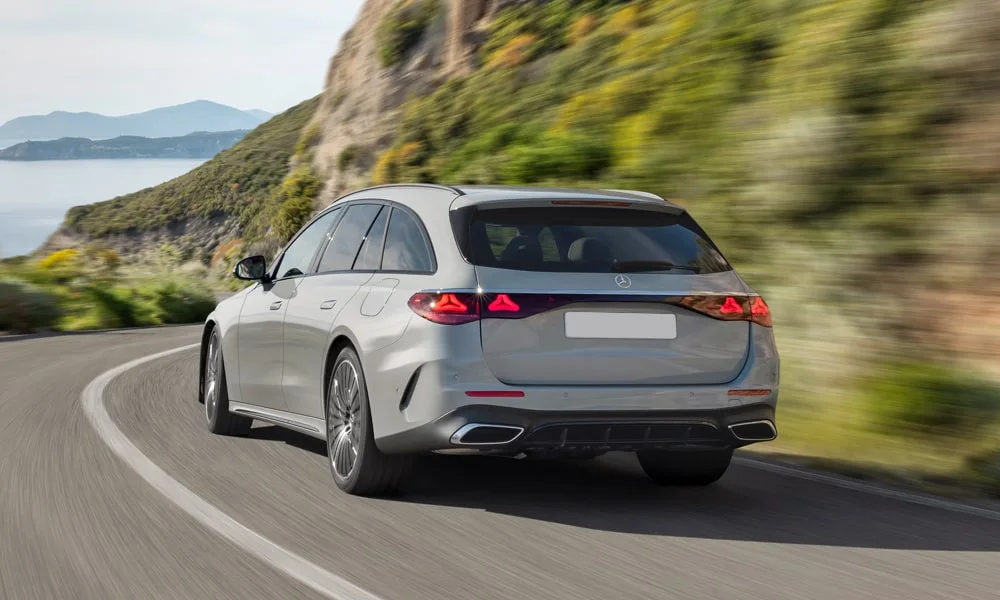 Фото Mercedes-Benz E-Class (2024) — вид сзади, фото 30. Графика фонарей, бампер и оформление пятой двери. Насадки выхлопа или их имитация внизу бампера различают версии Mercedes-Benz E-Class (2024) — вид сзади, фото 30