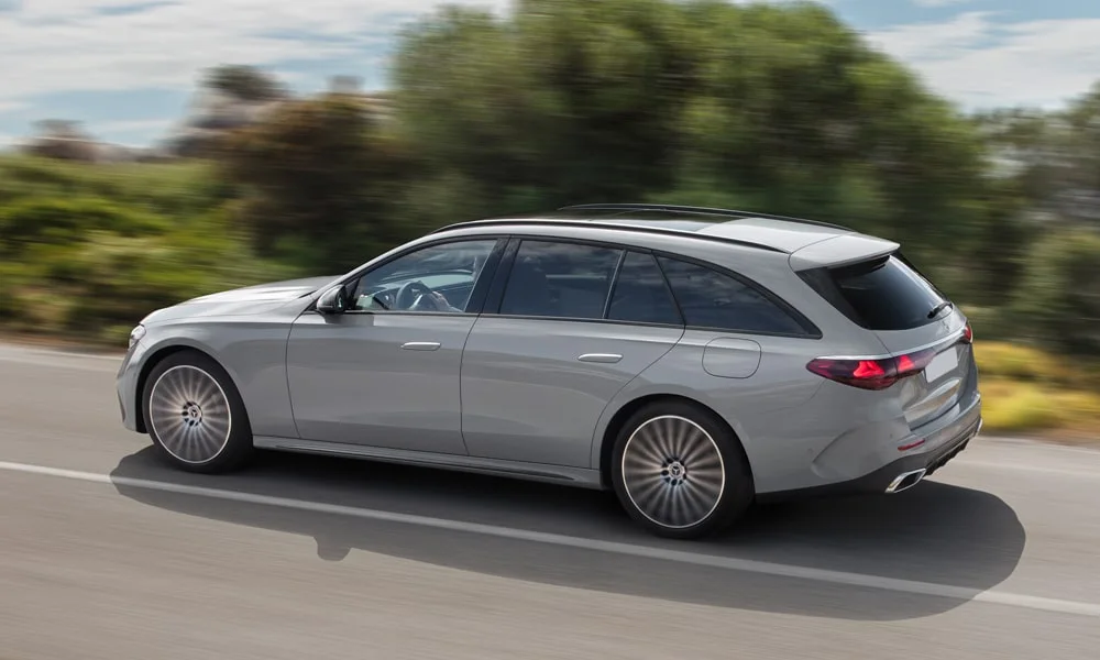 Фото Mercedes-Benz E-Class (2024) — вид сзади, фото 31. Графика фонарей, бампер и оформление пятой двери Mercedes-Benz E-Class (2024) — вид сзади, фото 31