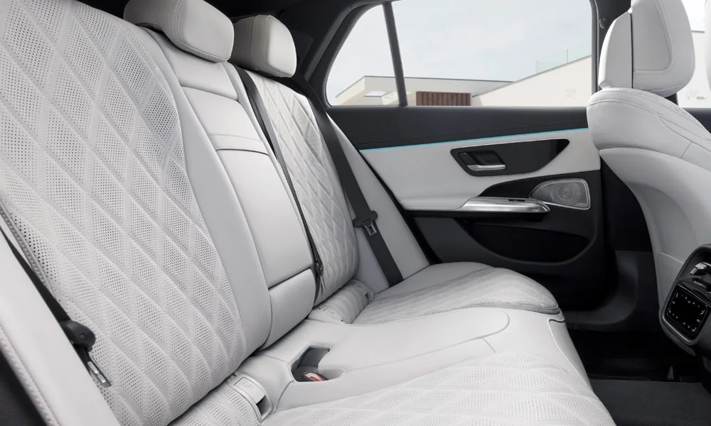 Фото Mercedes-Benz E-Class (2024) — задние сиденья, фото 2. Посадка второго ряда: подголовники и подлокотник. Плоский пол упрощает посадку втроём Mercedes-Benz E-Class (2024) — задние сиденья, фото 2