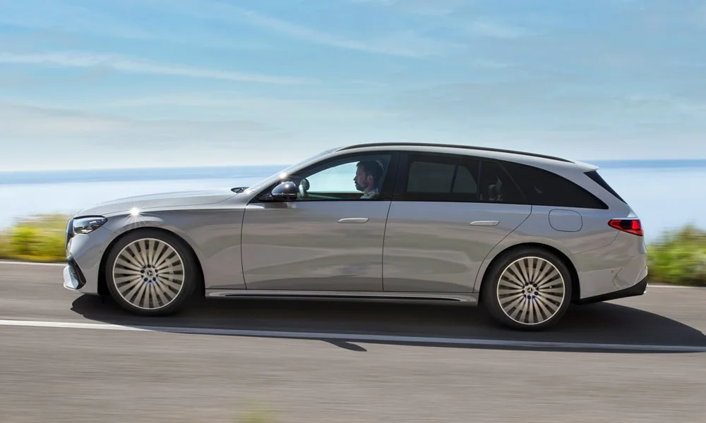 Фото Mercedes-Benz E-Class (2024) — вид сбоку, фото 7. Серебристый кузов в профиль — пропорции, высота посадки и дизайн дисков. Хромированные или чёрные молдинги окон отличают комплектации Mercedes-Benz E-Class (2024) — вид сбоку, фото 7