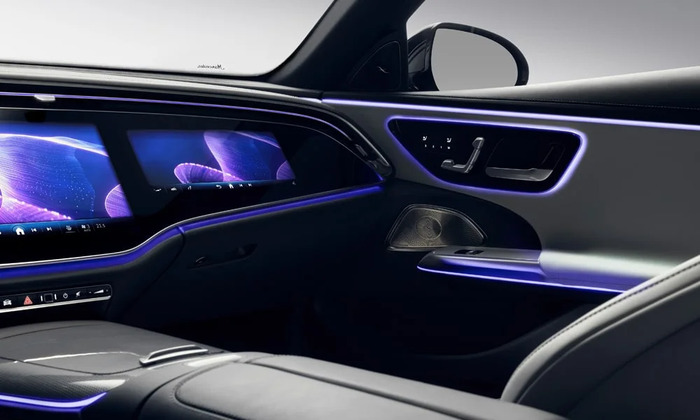 Фото Mercedes-Benz E-Class (2024) — контурная подсветка. Атмосферная подсветка: световые линии панели и дверей Mercedes-Benz E-Class (2024) — контурная подсветка