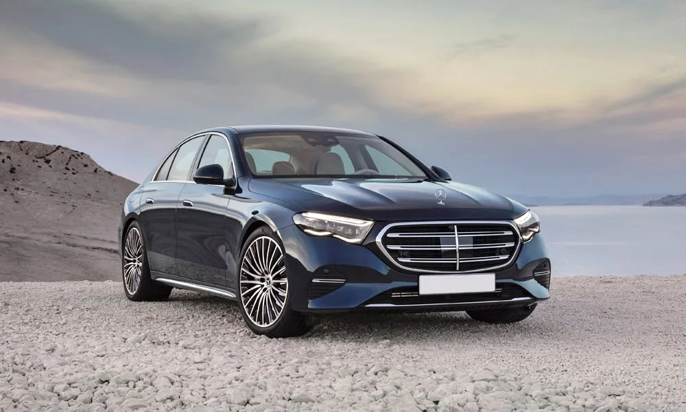 Фото Mercedes-Benz E-Class (2024) — вид спереди. Оптика, решётка и бампер — первое впечатление о модели. Рисунок ходовых огней — подпись модели, по нему её узнают в потоке Mercedes-Benz E-Class (2024) — вид спереди