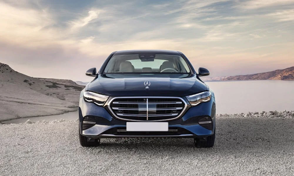 Фото Mercedes-Benz E-Class (2024) — вид спереди, фото 2. Анфас: пропорции капота, посадка кузова и графика ходовых огней Mercedes-Benz E-Class (2024) — вид спереди, фото 2