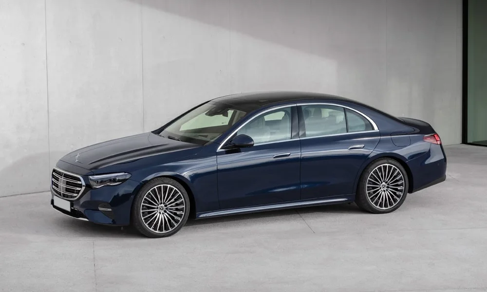 Фото Mercedes-Benz E-Class (2024) — вид спереди, фото 4. Оптика, решётка и бампер — первое впечатление о модели. Рисунок ходовых огней — подпись модели, по нему её узнают в потоке Mercedes-Benz E-Class (2024) — вид спереди, фото 4