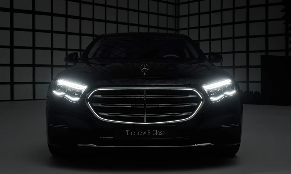 Фото Mercedes-Benz E-Class (2024) — вид спереди, фото 6. Чёрный кузов, строгая симметрия оптики — базовый ракурс знакомства с дизайном Mercedes-Benz E-Class (2024) — вид спереди, фото 6
