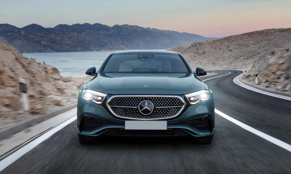Фото Mercedes-Benz E-Class (2024) — вид спереди, фото 7. Анфас: пропорции капота, посадка кузова и графика ходовых огней. Рисунок ходовых огней — подпись модели, по нему её узнают в потоке Mercedes-Benz E-Class (2024) — вид спереди, фото 7