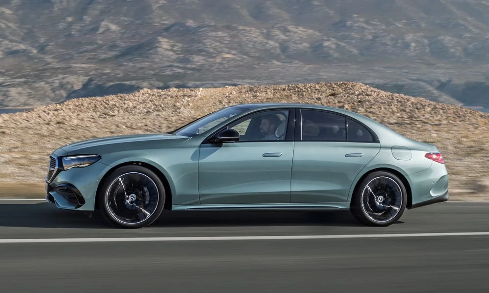 Фото Mercedes-Benz E-Class (2024) — вид спереди, фото 8. Оптика, решётка и бампер — первое впечатление о модели. Дневные ходовые огни включаются автоматически с запуском Mercedes-Benz E-Class (2024) — вид спереди, фото 8
