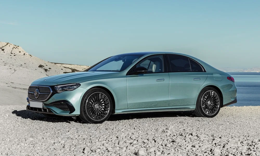 Фото Mercedes-Benz E-Class (2024) — вид спереди, фото 10. Оптика, решётка и бампер — первое впечатление о модели. Рисунок ходовых огней — подпись модели, по нему её узнают в потоке Mercedes-Benz E-Class (2024) — вид спереди, фото 10