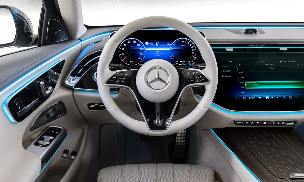 Фото Mercedes-Benz E-Class (2024) — приборная панель. Скорость, запас хода и подсказки ассистентов перед глазами. Запас хода и расход выводятся крупно — главные цифры ежедневных поездок Mercedes-Benz E-Class (2024) — приборная панель