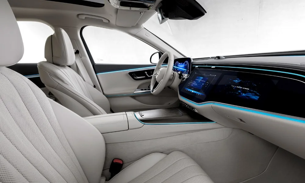 Фото Mercedes-Benz E-Class (2024) — интерьер. Общий план салона: архитектура панели, консоль и кресла Mercedes-Benz E-Class (2024) — интерьер