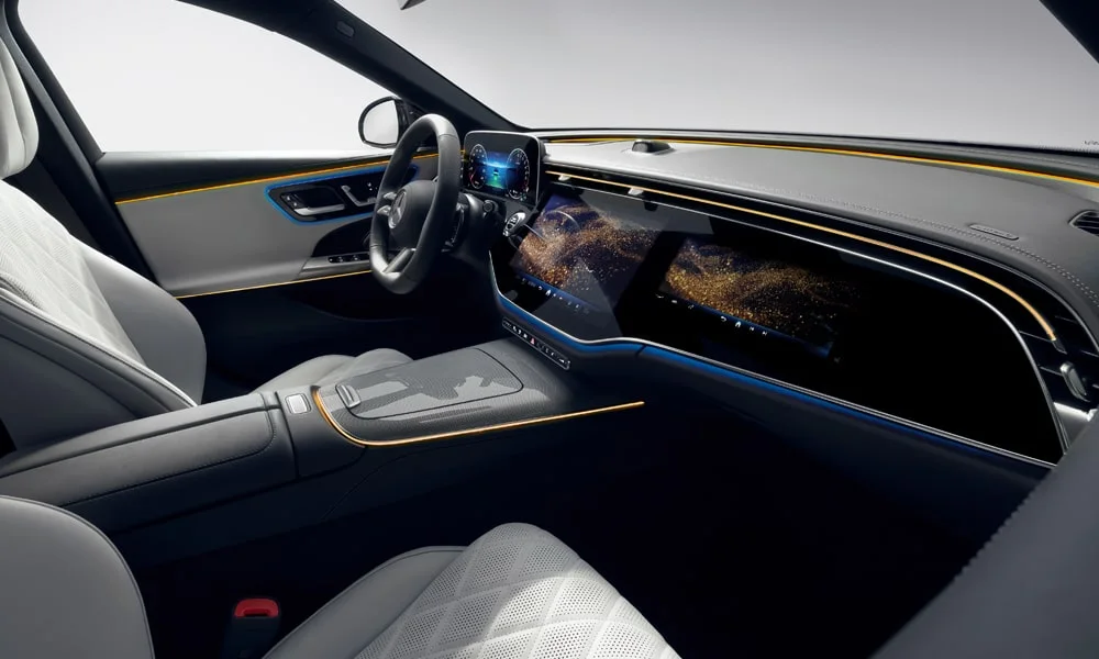 Фото Mercedes-Benz E-Class (2024) — интерьер, фото 4. Общий план салона: архитектура панели, консоль и кресла Mercedes-Benz E-Class (2024) — интерьер, фото 4