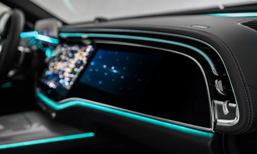 Фото Mercedes-Benz E-Class (2024) — экран мультимедиа. Интерфейс медиасистемы крупным планом. Поддержка смартфонов и обновления «по воздуху» — ключевые вопросы к медиасистеме; наличие русификации уточняйте у дилера Mercedes-Benz E-Class (2024) — экран мультимедиа