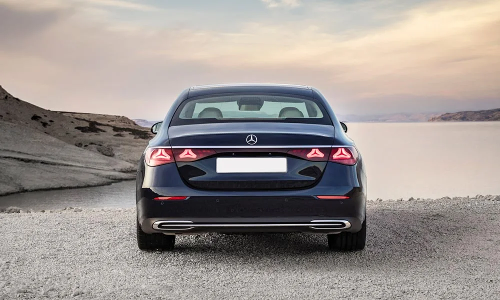 Фото Mercedes-Benz E-Class (2024) — вид сзади, фото 2. Корма в чёрном цвете: графика фонарей и пластика пятой двери Mercedes-Benz E-Class (2024) — вид сзади, фото 2