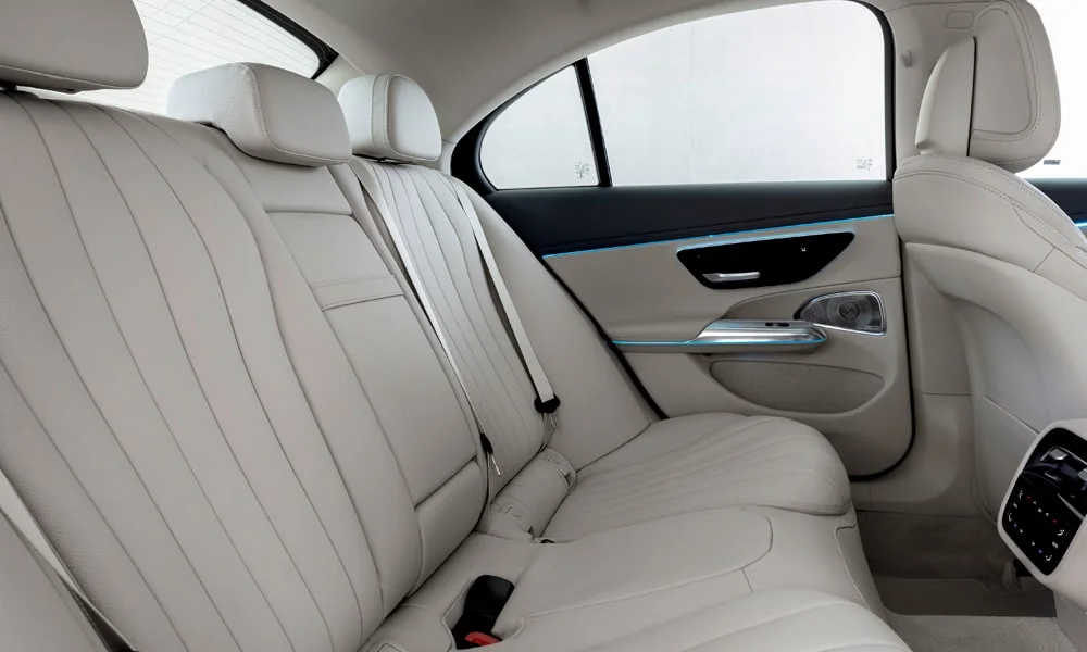 Фото Mercedes-Benz E-Class (2024) — задние сиденья. Посадка второго ряда: подголовники и подлокотник. Крепления ISOFIX для детских кресел — в основании спинки Mercedes-Benz E-Class (2024) — задние сиденья