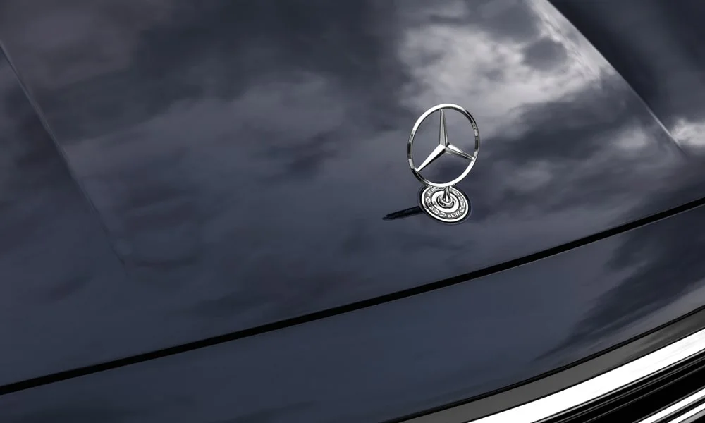 Фото Mercedes-Benz E-Class (2024) — крыша. Крыша сверху: остекление, рейлинги и антенна-плавник. Панорамное стекло зрительно увеличивает салон; шторка спасает в жару Mercedes-Benz E-Class (2024) — крыша