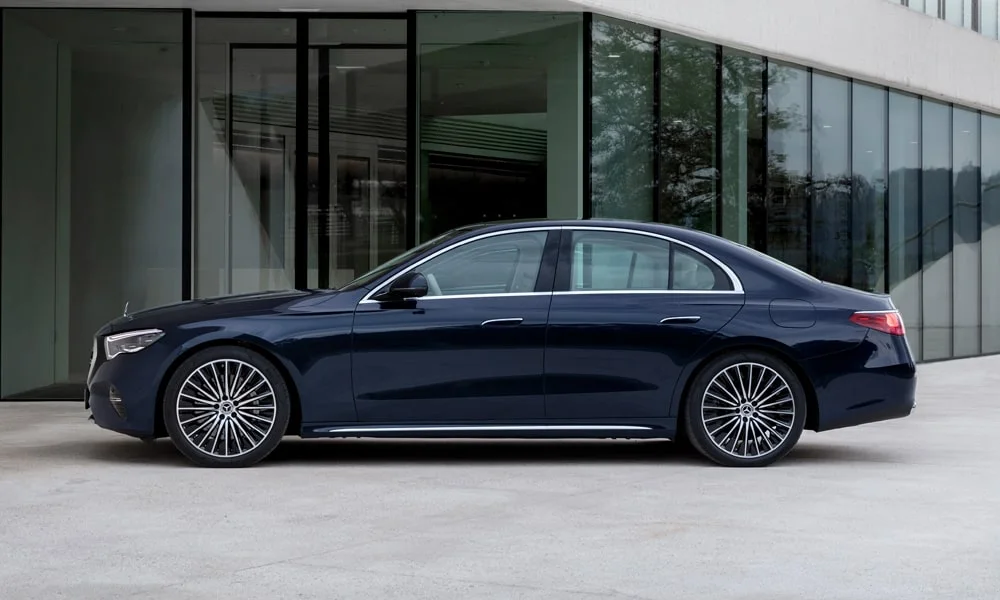 Фото Mercedes-Benz E-Class (2024) — вид сбоку, фото 2. Профиль в синем цвете: соотношение колёсной базы и свесов Mercedes-Benz E-Class (2024) — вид сбоку, фото 2