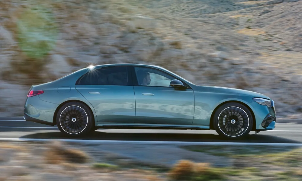 Фото Mercedes-Benz E-Class (2024) — вид сбоку, фото 3. Профиль кузова: колёсная база, свесы и линия остекления. Хромированные или чёрные молдинги окон отличают комплектации Mercedes-Benz E-Class (2024) — вид сбоку, фото 3