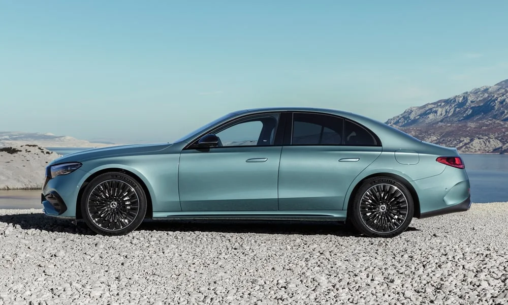 Фото Mercedes-Benz E-Class (2024) — вид сбоку, фото 4. Профиль кузова: колёсная база, свесы и линия остекления Mercedes-Benz E-Class (2024) — вид сбоку, фото 4