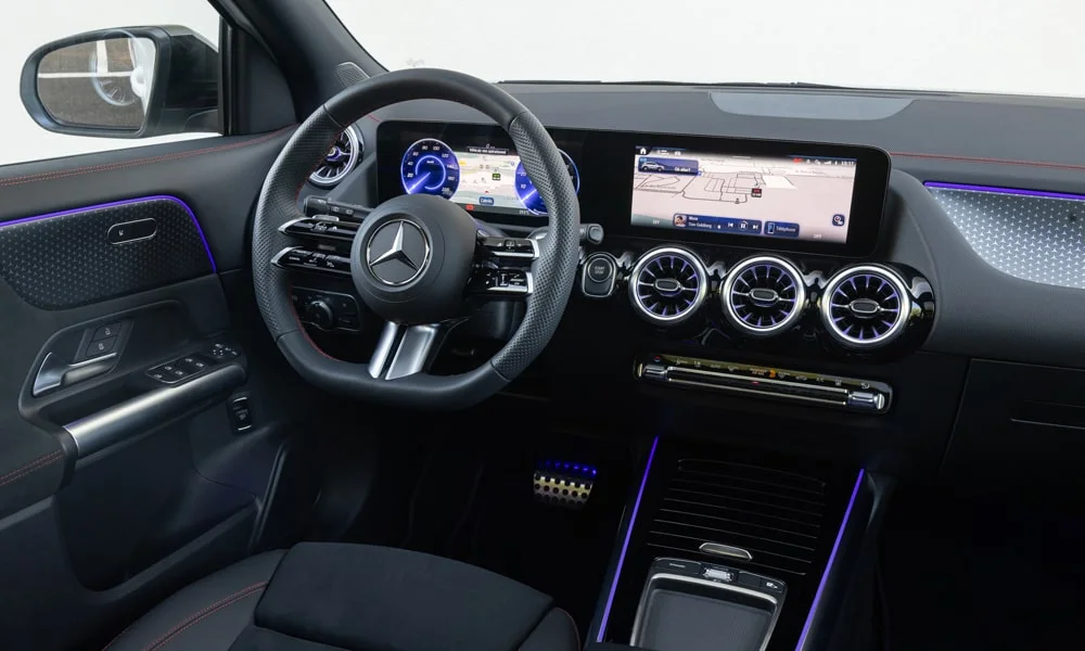 Фото Mercedes-Benz EQA (2024) — передняя панель. Компоновка экранов, дефлекторов и консоли. Минимум физических кнопок — ставка на экранное управление Mercedes-Benz EQA (2024) — передняя панель