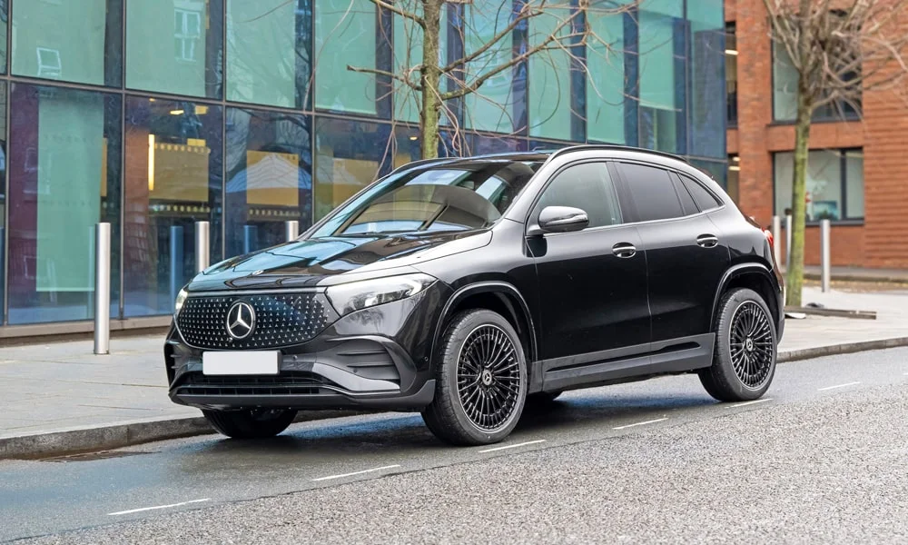 Фото Mercedes-Benz EQA (2024) — вид спереди. Оптика, решётка и бампер — первое впечатление о модели. Рисунок ходовых огней — подпись модели, по нему её узнают в потоке Mercedes-Benz EQA (2024) — вид спереди