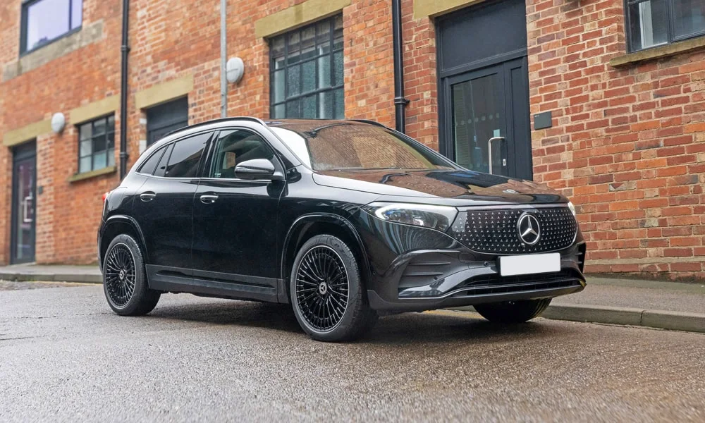 Фото Mercedes-Benz EQA (2024) — вид спереди, фото 2. Оптика, решётка и бампер — первое впечатление о модели. Рисунок ходовых огней — подпись модели, по нему её узнают в потоке Mercedes-Benz EQA (2024) — вид спереди, фото 2