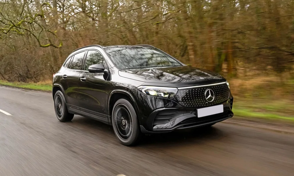 Фото Mercedes-Benz EQA (2024) — вид спереди, фото 4. Оптика, решётка и бампер — первое впечатление о модели. Рисунок ходовых огней — подпись модели, по нему её узнают в потоке Mercedes-Benz EQA (2024) — вид спереди, фото 4