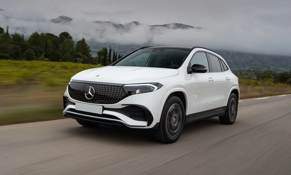 Фото Mercedes-Benz EQA (2024) — вид спереди, фото 7. Анфас: пропорции капота, посадка кузова и графика ходовых огней. Дневные ходовые огни включаются автоматически с запуском Mercedes-Benz EQA (2024) — вид спереди, фото 7