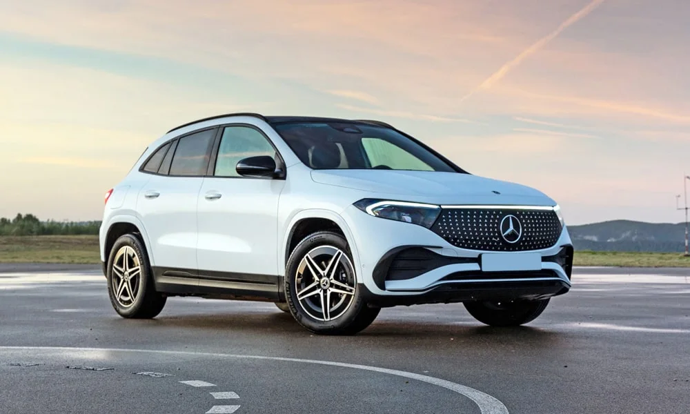 Фото Mercedes-Benz EQA (2024) — вид спереди, фото 8. Анфас: пропорции капота, посадка кузова и графика ходовых огней. Рисунок ходовых огней — подпись модели, по нему её узнают в потоке Mercedes-Benz EQA (2024) — вид спереди, фото 8
