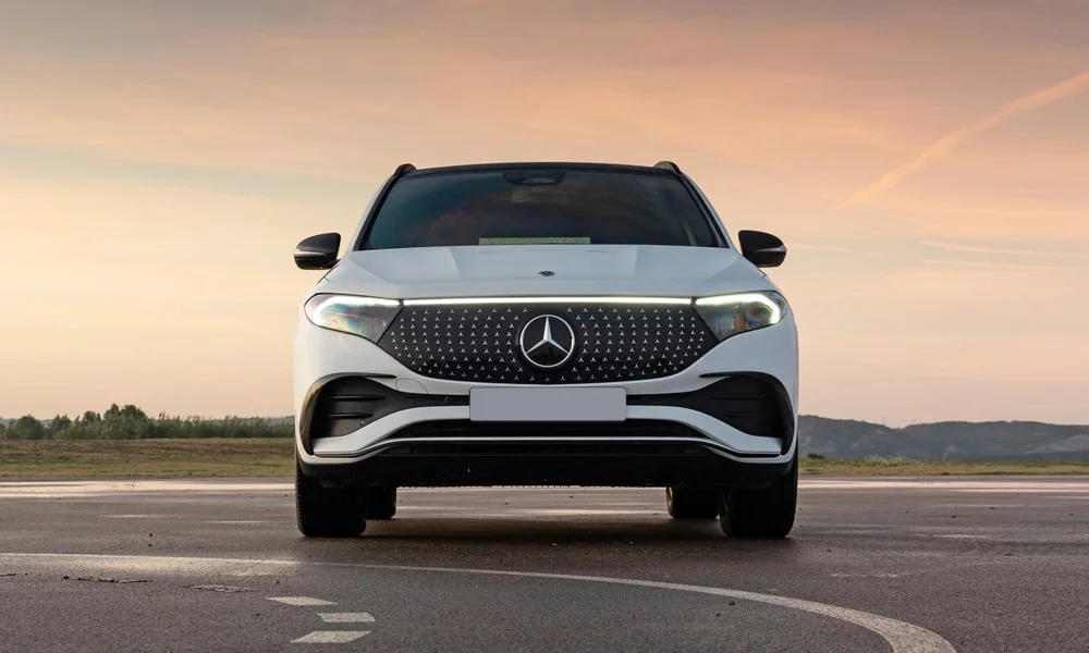 Фото Mercedes-Benz EQA (2024) — вид спереди, фото 9. Передок в белом исполнении — крупная светотехника и выразительный бампер Mercedes-Benz EQA (2024) — вид спереди, фото 9