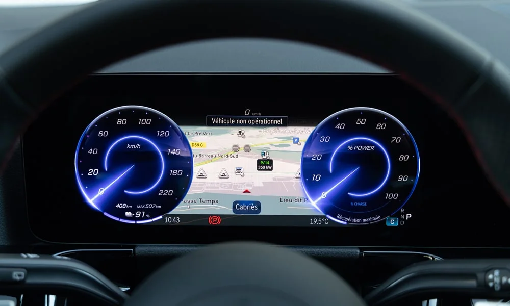 Фото Mercedes-Benz EQA (2024) — приборная панель. Экран приборов за рулём — вся ходовая информация перед глазами. Компоновка приборов настраивается в меню у большинства версий Mercedes-Benz EQA (2024) — приборная панель
