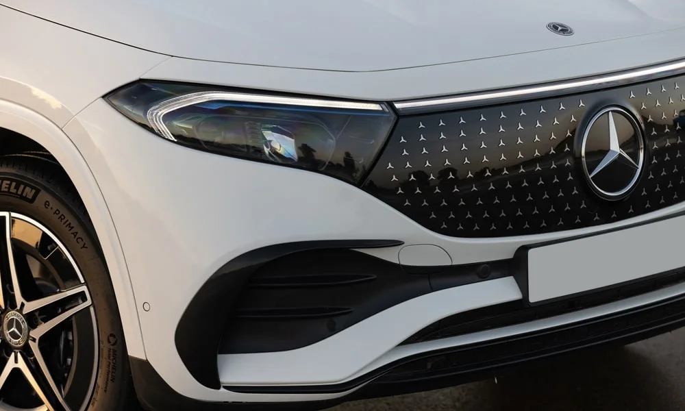 Фото Mercedes-Benz EQA (2024) — решётка радиатора. Рисунок решётки: сетка, ламели или глухая панель у электроверсий. Активные жалюзи за решёткой закрываются на трассе ради аэродинамики — есть у ряда моделей Mercedes-Benz EQA (2024) — решётка радиатора