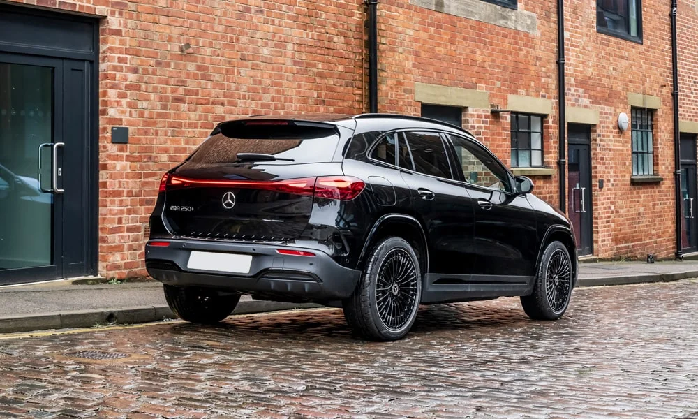 Фото Mercedes-Benz EQA (2024) — вид сзади, фото 2. Чёрный кузов сзади — фонари и бампер определяют ночной образ модели. Насадки выхлопа или их имитация внизу бампера различают версии Mercedes-Benz EQA (2024) — вид сзади, фото 2