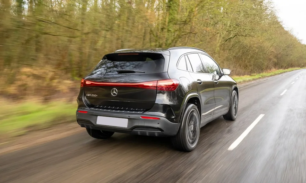 Фото Mercedes-Benz EQA (2024) — вид сзади, фото 3. Графика фонарей, бампер и оформление пятой двери. Насадки выхлопа или их имитация внизу бампера различают версии Mercedes-Benz EQA (2024) — вид сзади, фото 3