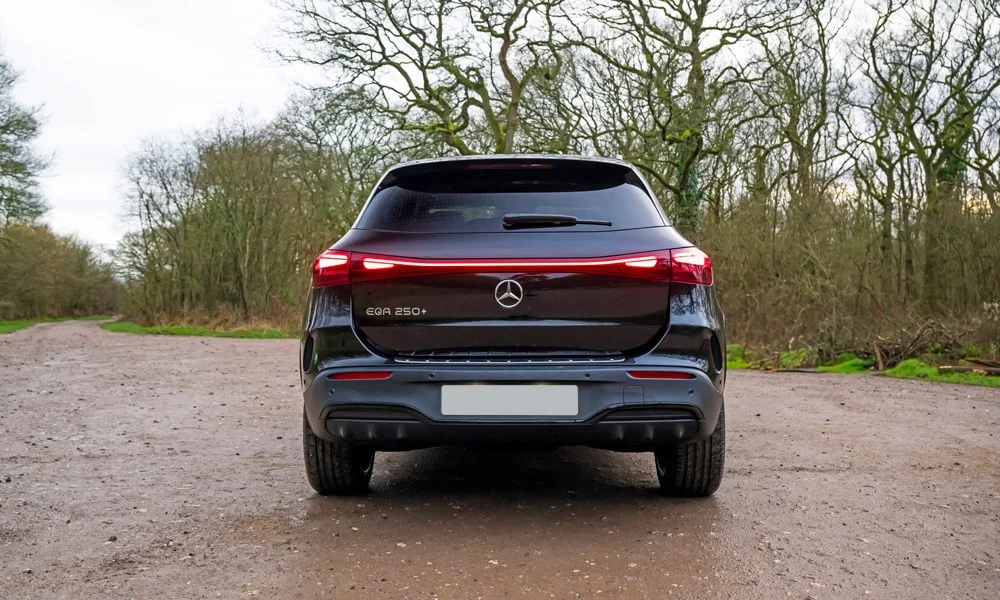 Фото Mercedes-Benz EQA (2024) — вид сзади, фото 4. Линия крыши, стойки и задняя дверь в чёрном исполнении Mercedes-Benz EQA (2024) — вид сзади, фото 4
