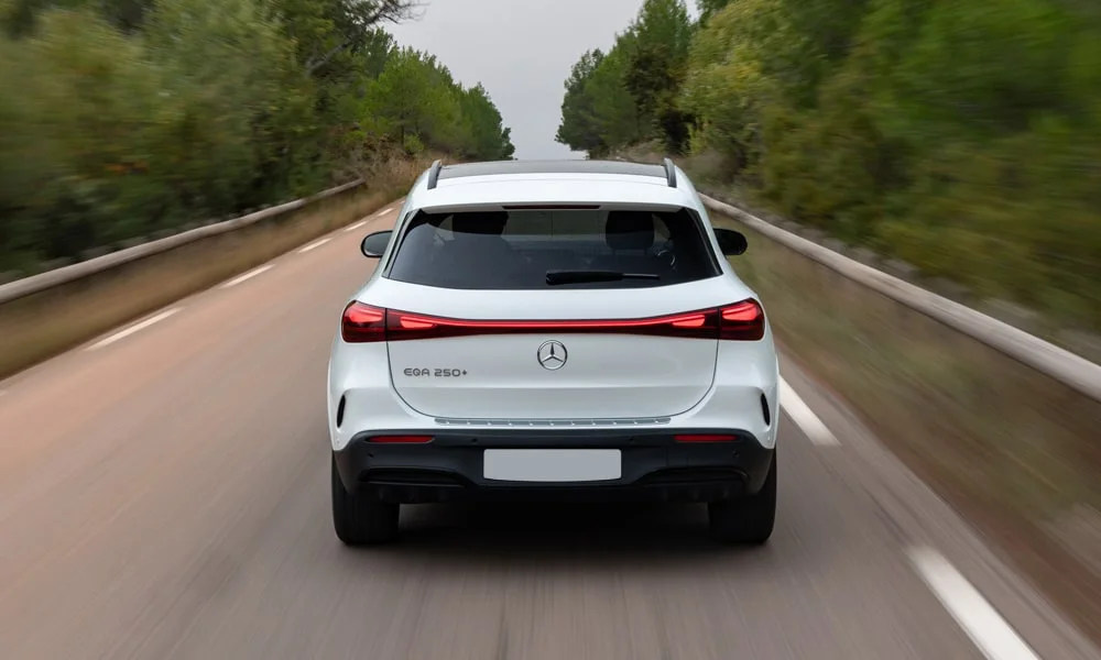 Фото Mercedes-Benz EQA (2024) — вид сзади, фото 5. Графика фонарей, бампер и оформление пятой двери Mercedes-Benz EQA (2024) — вид сзади, фото 5