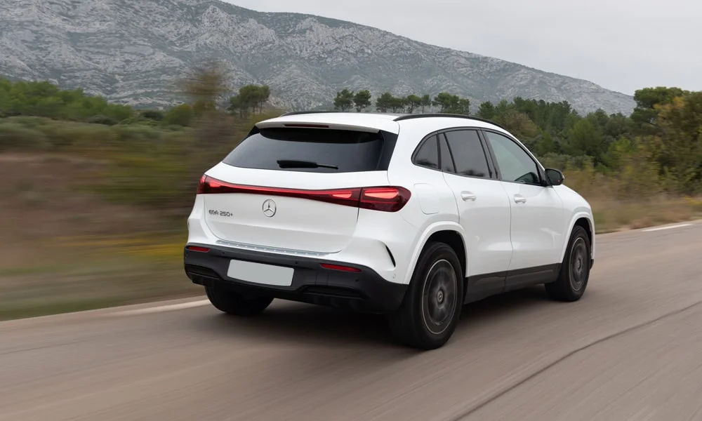 Фото Mercedes-Benz EQA (2024) — вид сзади, фото 6. Линия крыши, стойки и задняя дверь в белом исполнении. Насадки выхлопа или их имитация внизу бампера различают версии Mercedes-Benz EQA (2024) — вид сзади, фото 6
